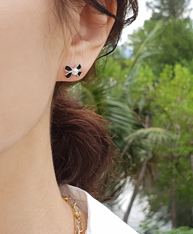 [2color] 925실버 미니 담수진주 포인트 입체 리본 스터드 귀걸이